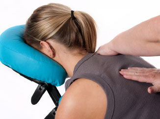 massage cranien sur une chaise ergonomique