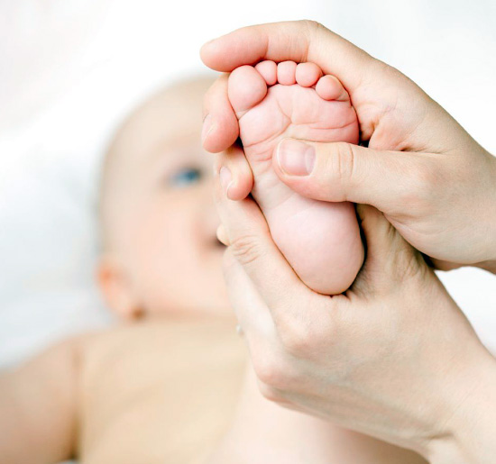 massage des pieds pour bebe et reflexologie pediatriaque plantaire